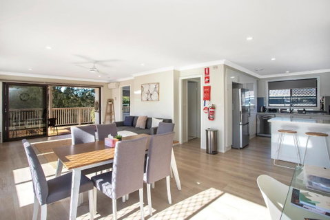 Renovated Coastal Getaway With Water Views - Accommodation in Surfers Paradise 3