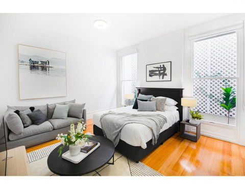 Renovated Studio In Bohemian Area Close To City - Accommodation in Surfers Paradise 0