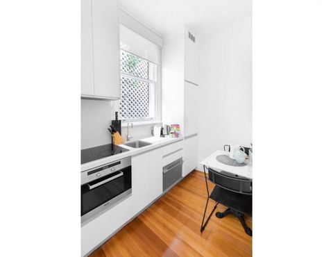 Renovated Studio In Bohemian Area Close To City - Accommodation in Surfers Paradise 3