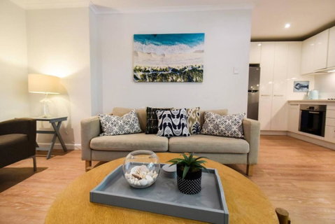 Resort-style Coastal Living With Balcony & Pool - Accommodation in Surfers Paradise 0