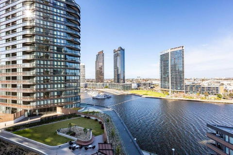 Resort-style Docklands Riverview Stay With Parking - Accommodation in Surfers Paradise 0