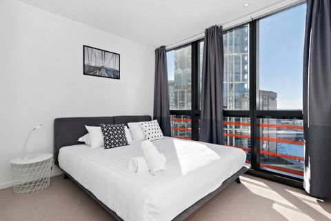Resort-style Docklands Riverview Stay With Parking - Accommodation in Surfers Paradise 1