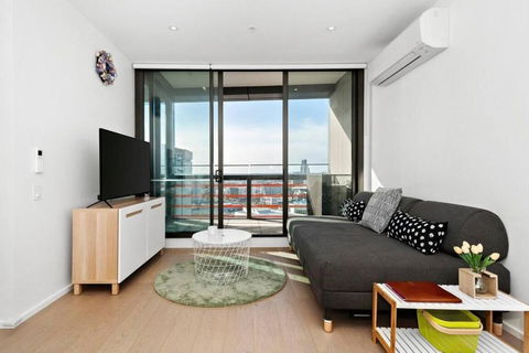 Resort-style Docklands Riverview Stay With Parking - Accommodation in Surfers Paradise 2