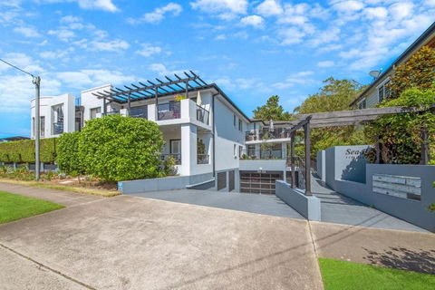 Rest A While - Accommodation in Surfers Paradise 2