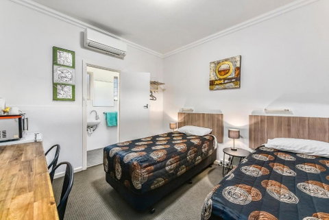 Rest Motels - Accommodation in Surfers Paradise 3