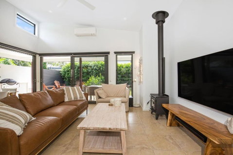 Rest Pet Friendly With Outdoor Bath 3 Mins Walk To Beach - Accommodation in Surfers Paradise 1