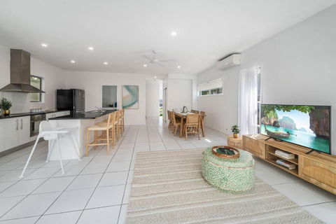 Retreat In The Heart Of Alex - 3BR Sleeps 11, Pool - Accommodation in Surfers Paradise 1