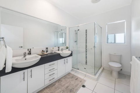 Retreat In The Heart Of Alex - 3BR Sleeps 11, Pool - Accommodation in Surfers Paradise 2