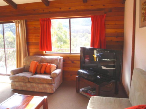Retro 2 Bedroom Apartment - Accommodation in Surfers Paradise 3
