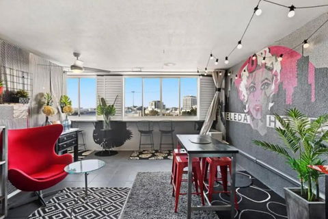 Retro Chic Vibes, Tropical Pool & Prime Location - Accommodation in Surfers Paradise 0