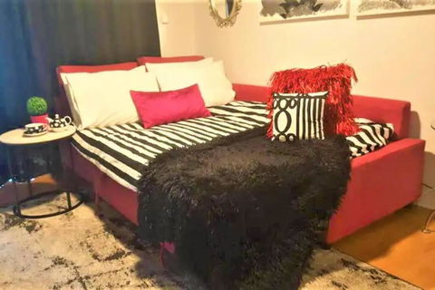 Retro Chic Vibes, Tropical Pool & Prime Location - Accommodation in Surfers Paradise 1