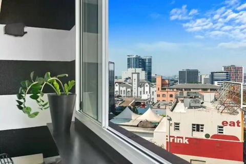 Retro Chic Vibes, Tropical Pool & Prime Location - Accommodation in Surfers Paradise 2