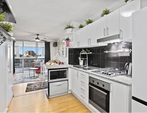 Retro Chic Vibes, Tropical Pool & Prime Location - Accommodation in Surfers Paradise 3