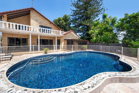 Retro Classic Surfers Paradise Waterfront Home - Accommodation in Surfers Paradise 3