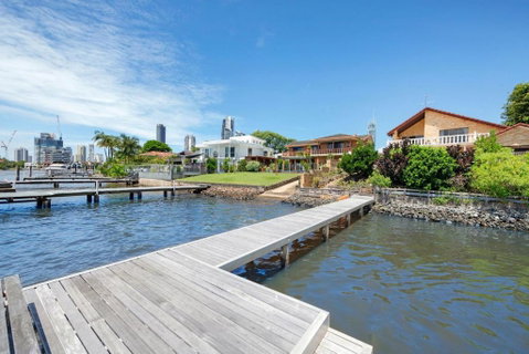 Retro Classic Surfers Paradise Waterfront Home - Accommodation in Surfers Paradise 1