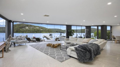 Riptides Booker Bay -Waterfront Apartment, Walk To Shops & Cafes - Accommodation in Surfers Paradise 0