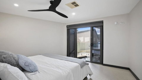 Riptides Booker Bay -Waterfront Apartment, Walk To Shops & Cafes - Accommodation in Surfers Paradise 3