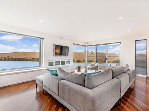 River Reveal - Accommodation in Surfers Paradise 1