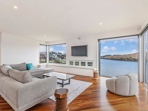 River Reveal - Accommodation in Surfers Paradise 0