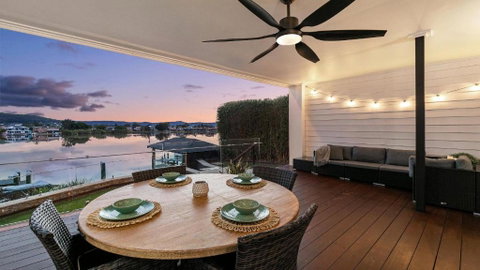 Riverside Retreat - Absolute Waterfront - Accommodation in Surfers Paradise 3