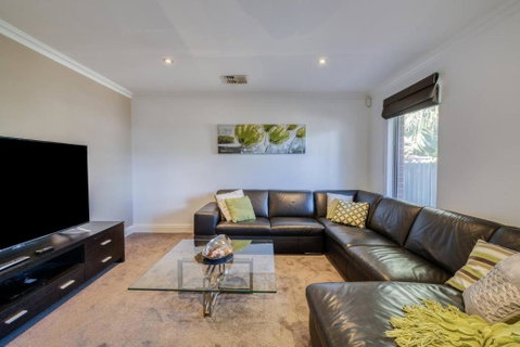 Rivervale Retreat - Spacious Family Living - Accommodation in Surfers Paradise 3
