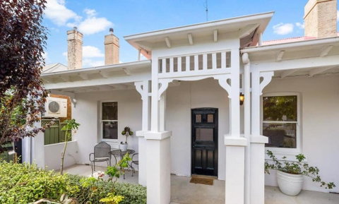 Roseland Cottage - CBD Heritage - Accommodation in Surfers Paradise 0