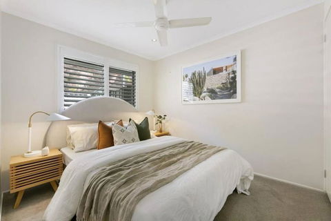 Riviera Road Miami - 4BRM Dual Villa - Accommodation in Surfers Paradise 1