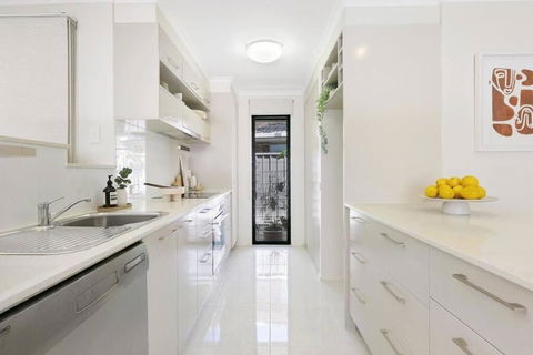 Riviera Road Miami - 4BRM Dual Villa - Accommodation in Surfers Paradise 3