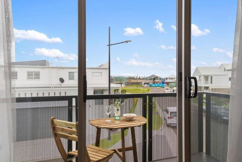 Rockpool Escape - A Coastal Refresh Near The Marina - Accommodation in Surfers Paradise 2