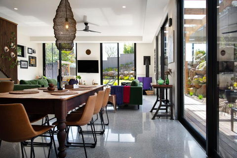 Rocky Hollow - Accommodation in Surfers Paradise 0