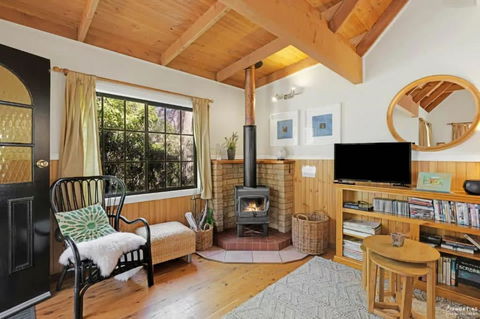 Romantic Tricklebeck Spa Cottage - Accommodation in Surfers Paradise 1