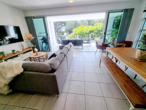 Rosalynda- Luxury Beachfront 3 BR Townhouse - Accommodation in Surfers Paradise 3