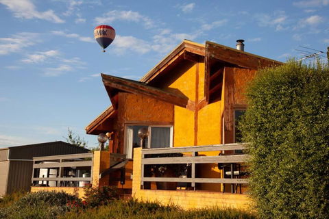 Rose Cottage Yarra Glen - Accommodation in Surfers Paradise 0