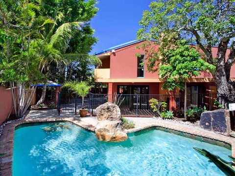 Ross Cres Spacious Private Beach House - Accommodation in Surfers Paradise 0