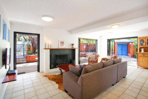 Ross Cres Spacious Private Beach House - Accommodation in Surfers Paradise 1