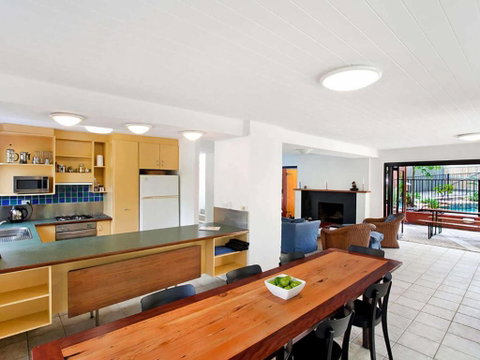 Ross Cres Spacious Private Beach House - Accommodation in Surfers Paradise 3