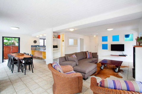 Ross Cres Spacious Private Beach House - Accommodation in Surfers Paradise 2