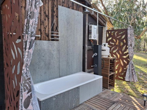 Rustic Cabin With Moon Bathing For A City Escape - Accommodation in Surfers Paradise 2