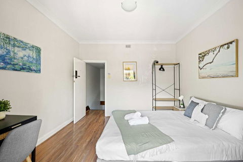Rustic Queen Room In Glebe - Next To USYD - Shared Bathroom - Accommodation in Surfers Paradise 0
