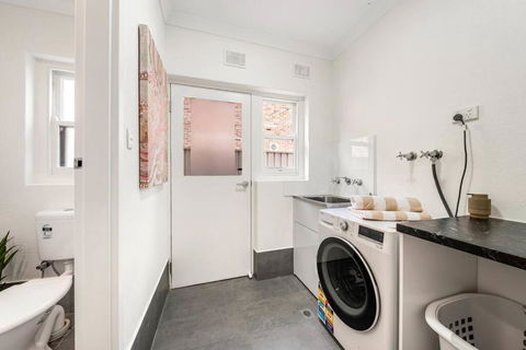 Sage By The Sea - WiFi, BBQ, Beach, Art - Accommodation in Surfers Paradise 1