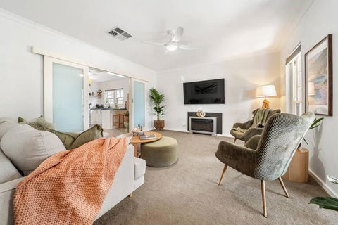 Sage By The Sea - WiFi, BBQ, Beach, Art - Accommodation in Surfers Paradise 2