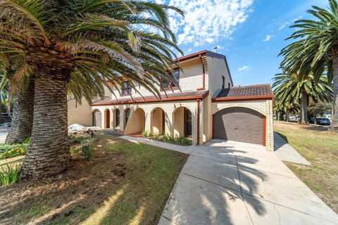 Sage By The Sea - WiFi, BBQ, Beach, Art - Accommodation in Surfers Paradise 3