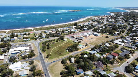 Sail House Overlooking Lancelins Main Park - Accommodation in Surfers Paradise 1