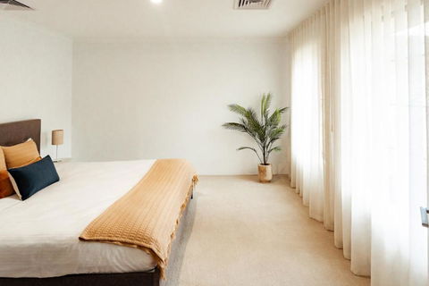 Salhus - Sleep In King Beds & Easy Walk To Town - Accommodation in Surfers Paradise 3