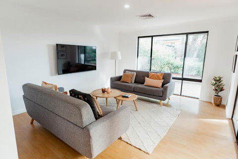 Salhus - Sleep In King Beds & Easy Walk To Town - Accommodation in Surfers Paradise 1