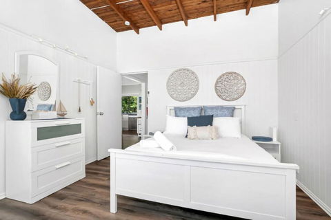 Sally Beach House With Ocean Views - Accommodation in Surfers Paradise 2