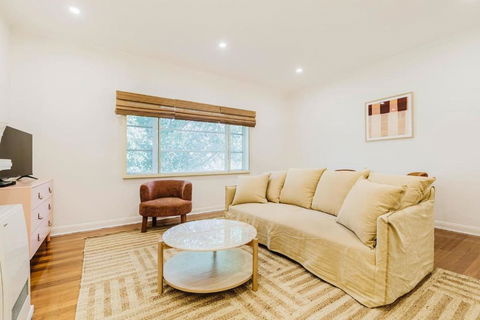 Salmon Calm - Trendy Velvet Allure By Albert Park - Accommodation in Surfers Paradise 2