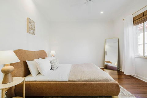 Salmon Calm - Trendy Velvet Allure By Albert Park - Accommodation in Surfers Paradise 0
