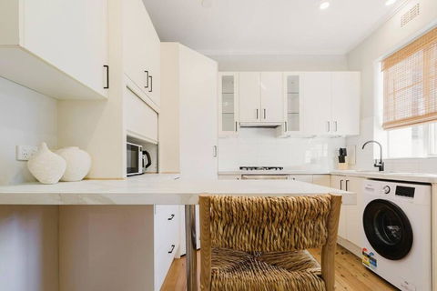 Salmon Calm - Trendy Velvet Allure By Albert Park - Accommodation in Surfers Paradise 1