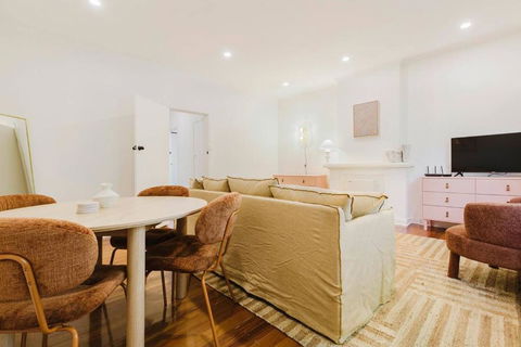 Salmon Calm - Trendy Velvet Allure By Albert Park - Accommodation in Surfers Paradise 3